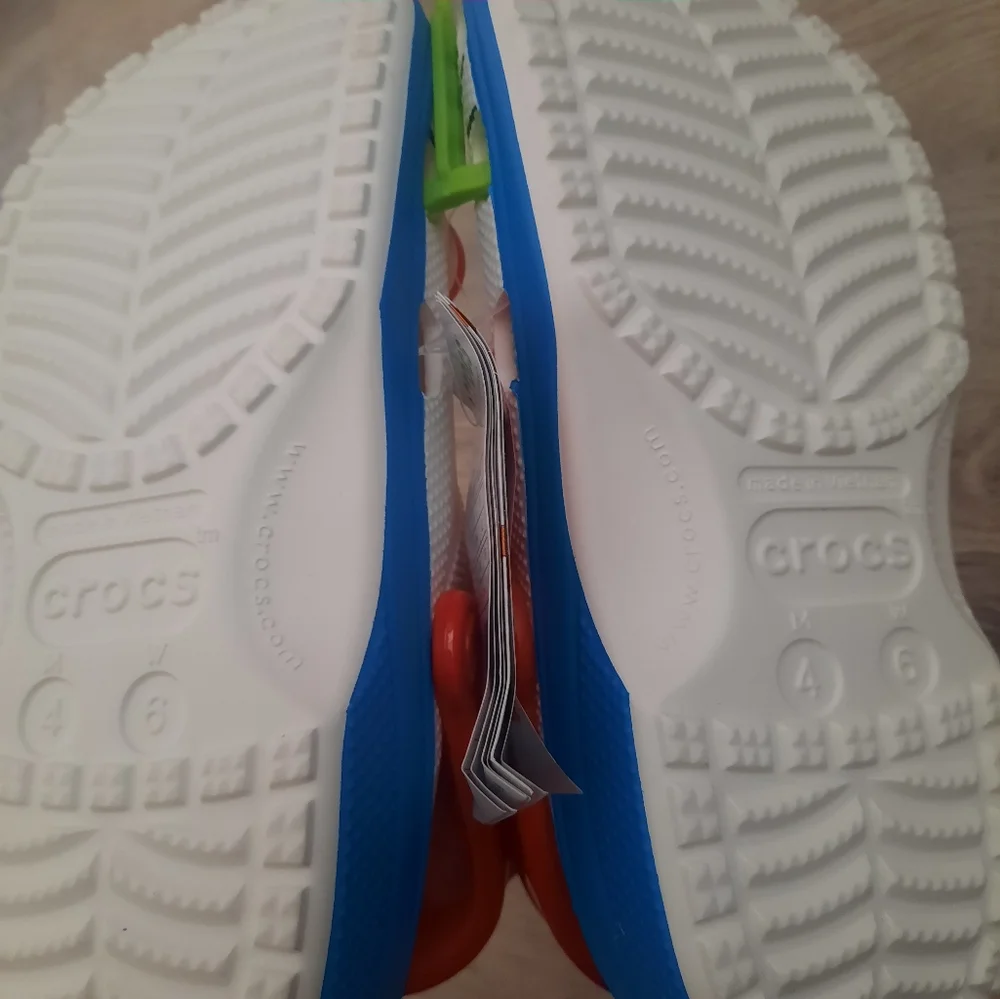 CROCS x Hello Kitty Shoes - Picture 5 of 5